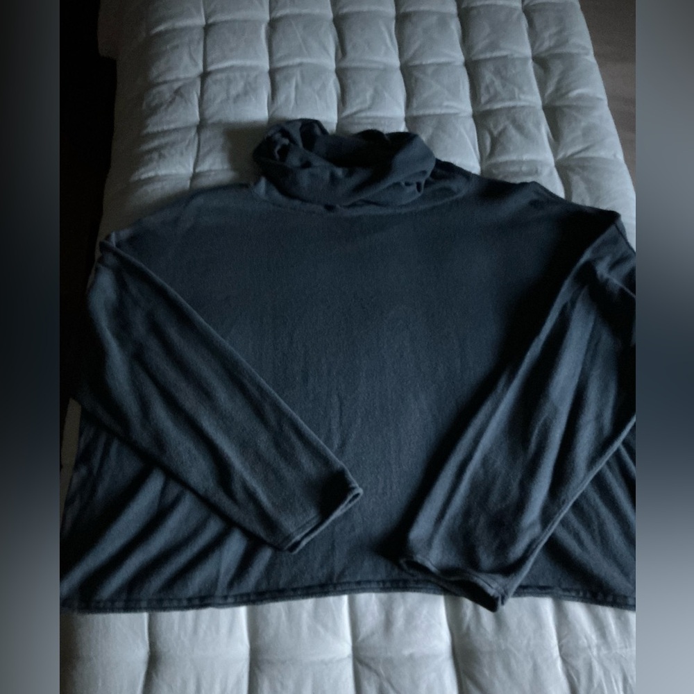 60% Pima Cotton, 40% Tencel
One size fits all.
